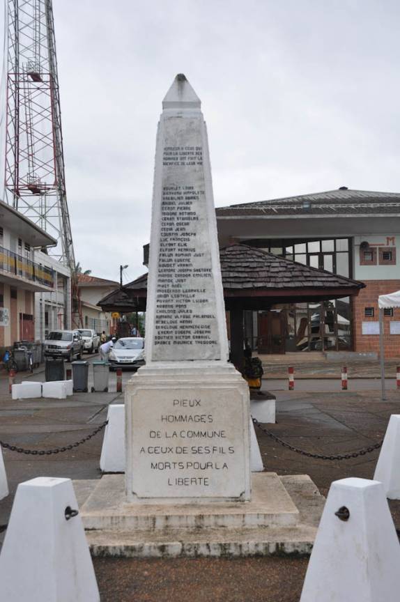 Monumento na praça central da pequena Saint Georges de L'Oyapoque, na Guiana Francesa